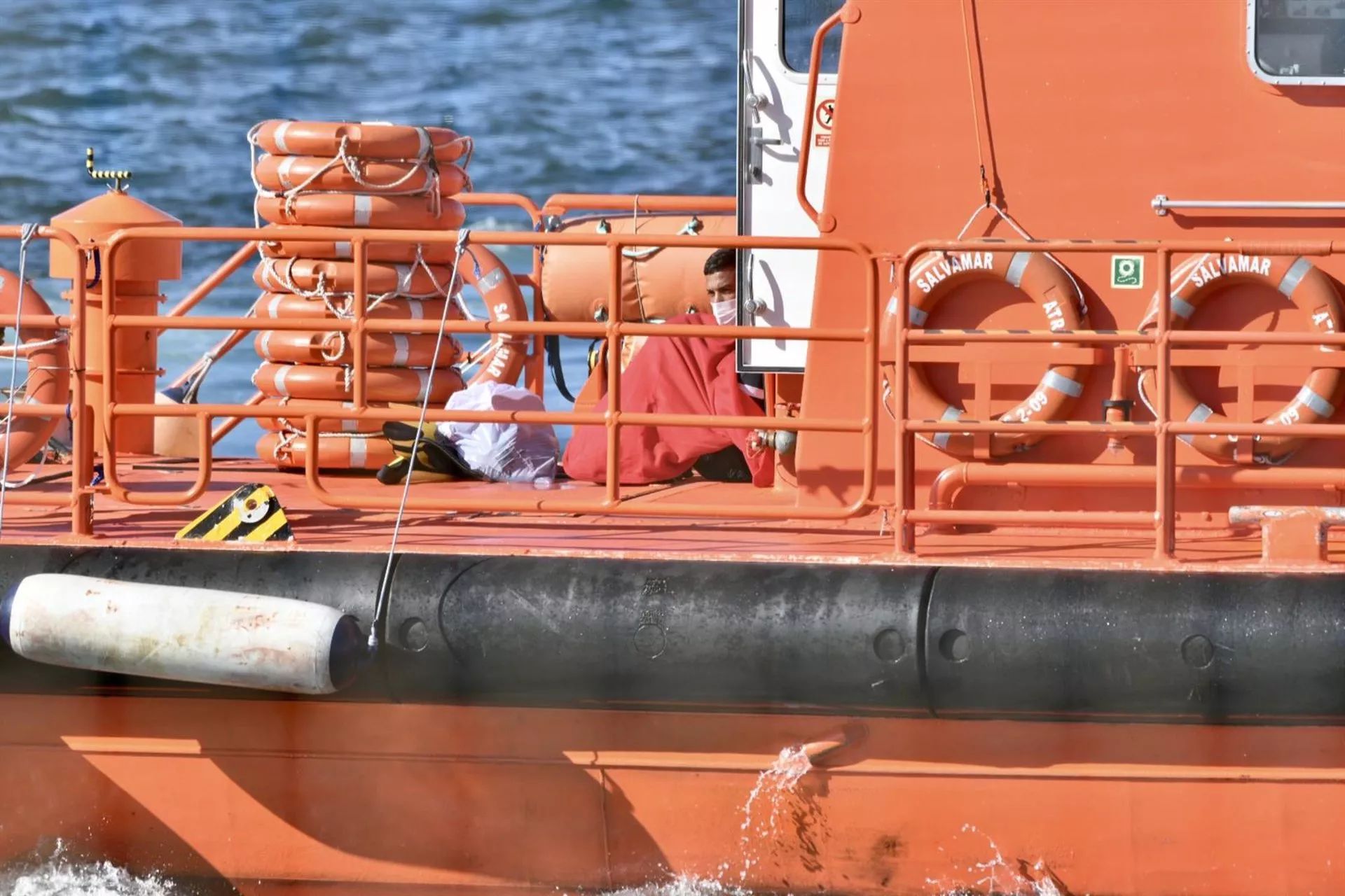 Trasladan al puerto de Cádiz a nueve varones rescatados de una patera al oeste de Cabo Roche