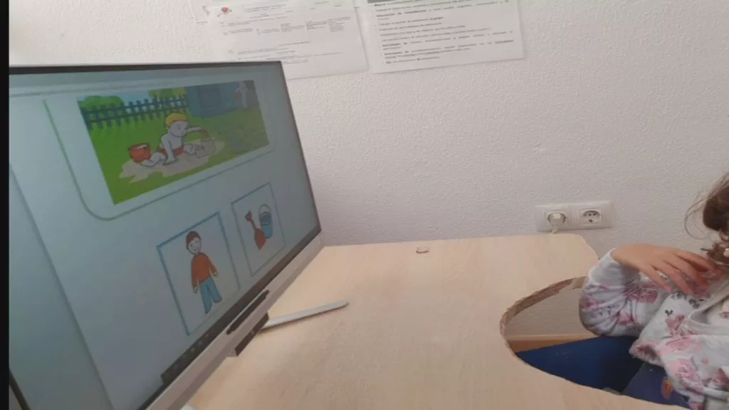 Una alumna aprende con uno de los ordenadores sustraídos