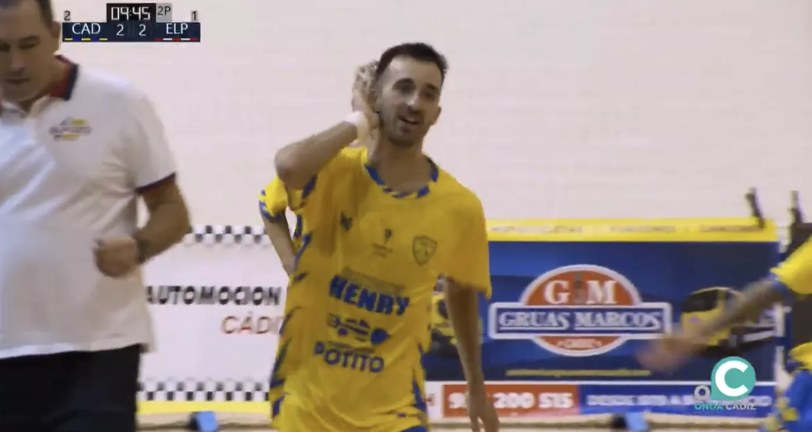 Kike Rodríguez celebra el tercer tanto de los amarillos 