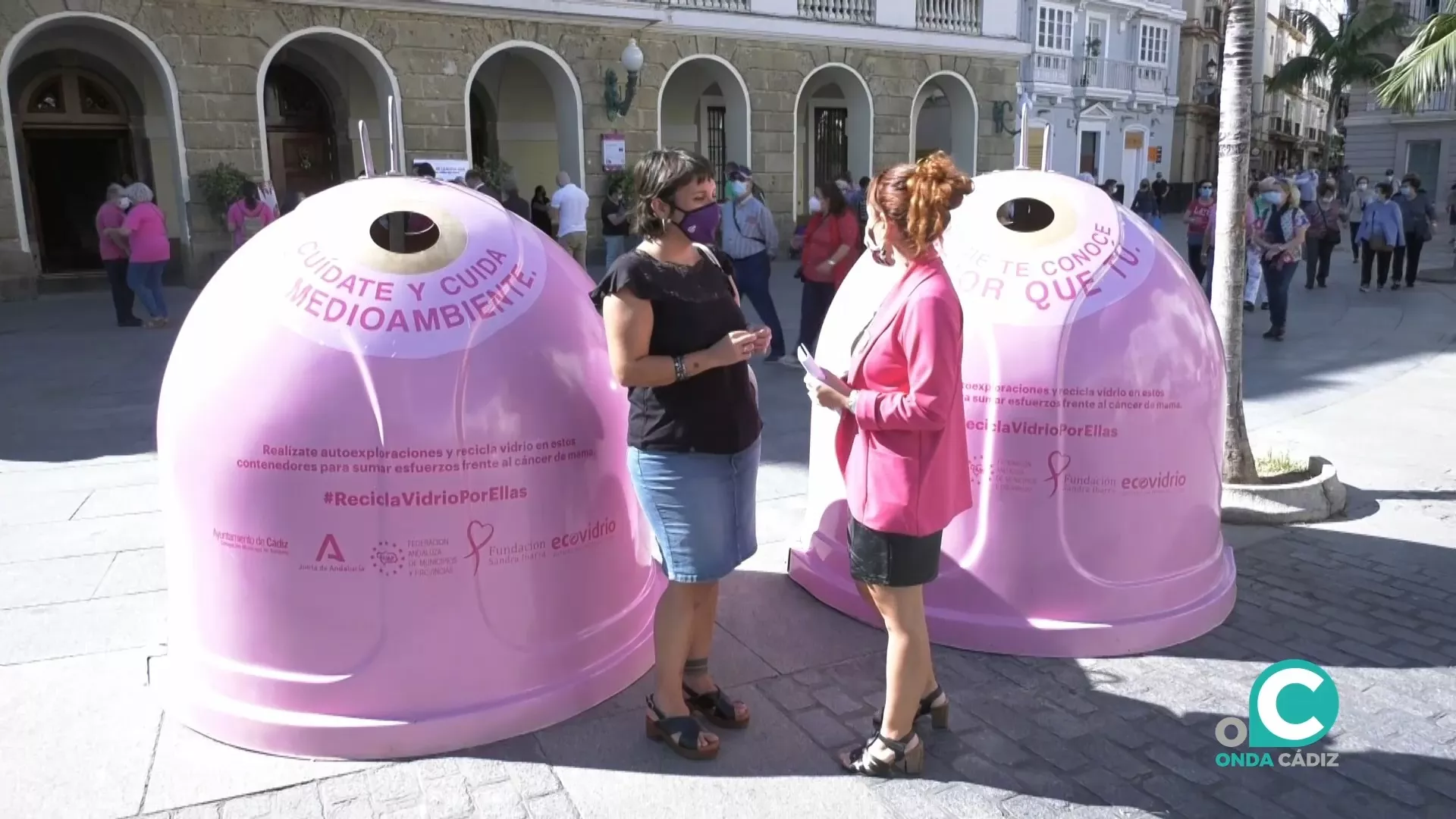 La edil de Medio Amiente, Rocío Sáez, junto a los contenedores.