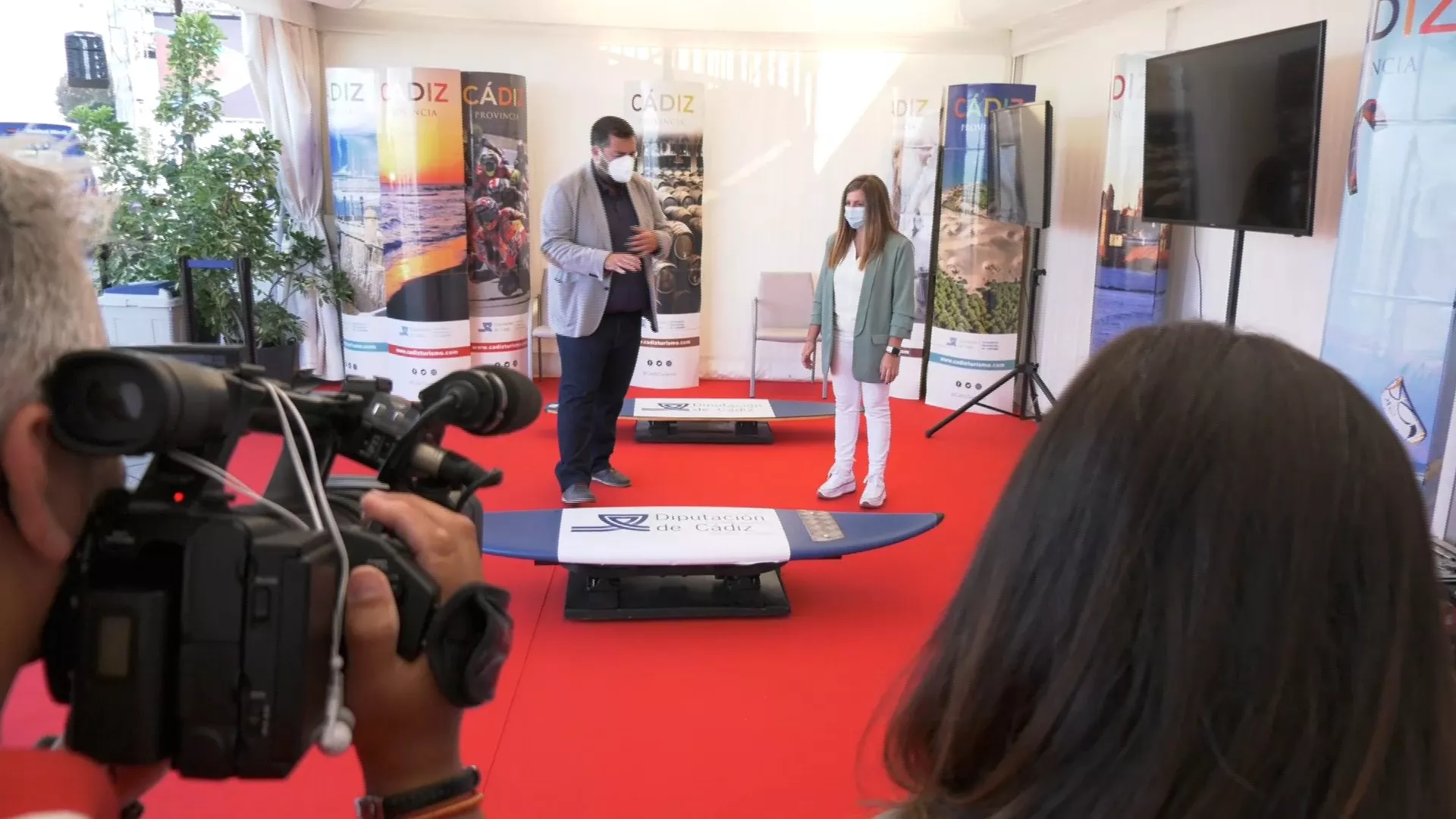 La presidenta de la Diputación, Irene García junto al diputado Jaime Armario, en la carpa de la Sail GP 