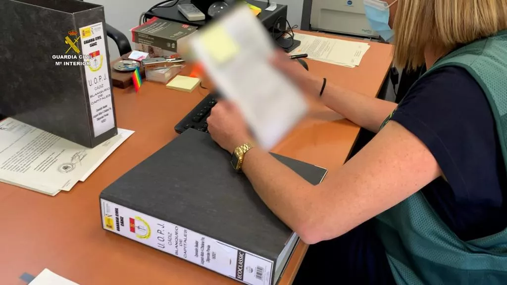 La Guardia Civil detiene a la subdirectora de  una sucursal bancaria de Chiclana por una estafa a clientes  de más de 1.700.000 euros.