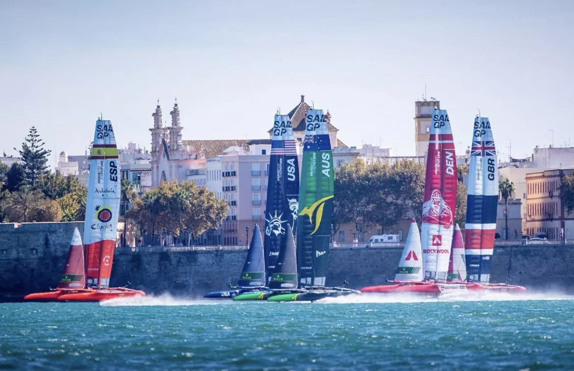 Los catamaranes F50 Victoria en aguas gaditanas