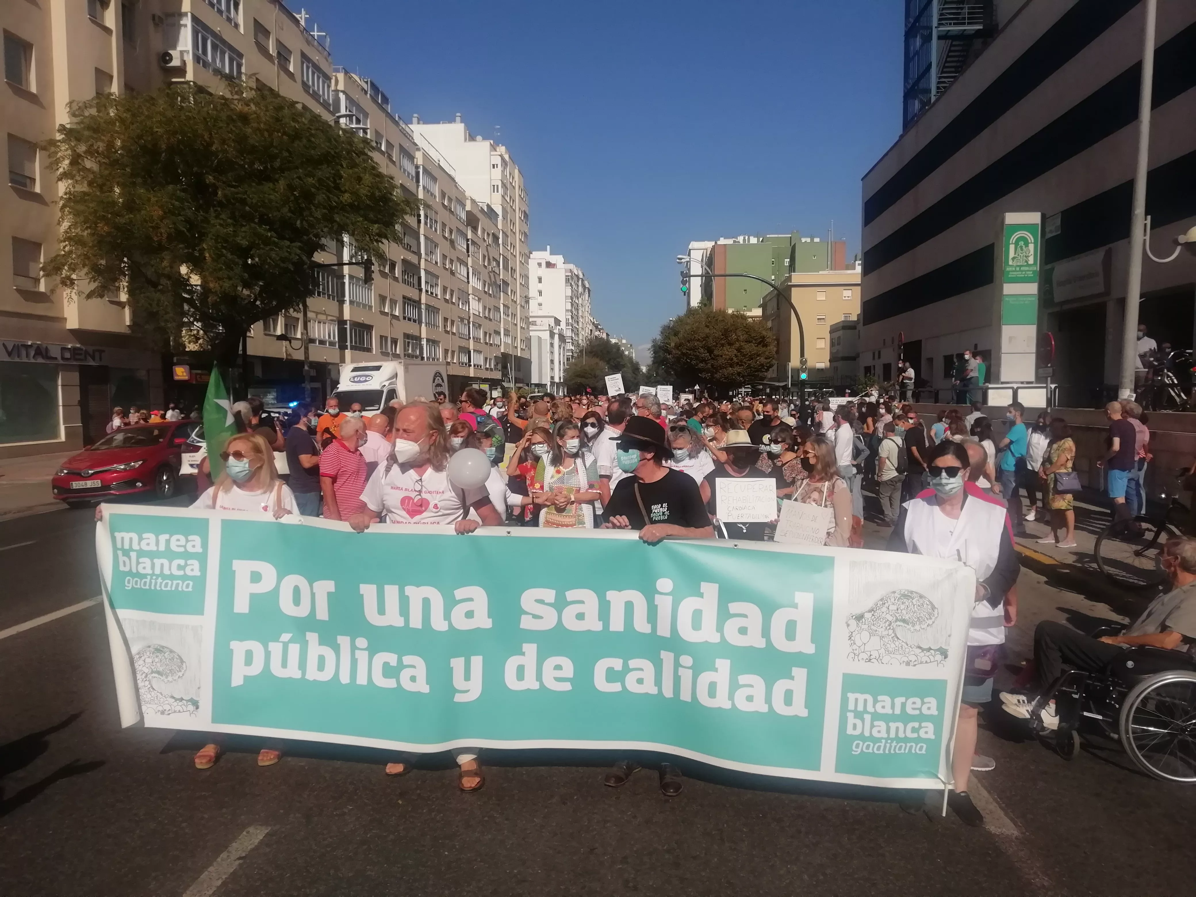 Cientos de personas recorrieron las calles de la ciudad. La Marea Blanca sale a la calle en defensa de la sanidad pública y los puestos de trabajo del personal sanitario.