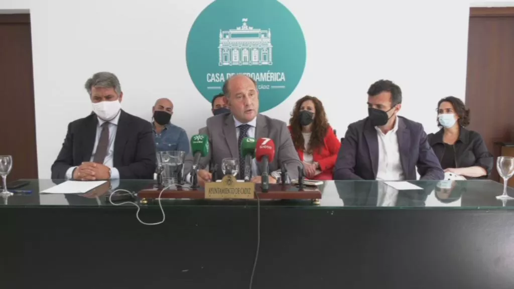 Los dirigentes del PP de Cádiz Ignacio Romaní, Juan José Ortiz y Bruno García, en rueda de prensa