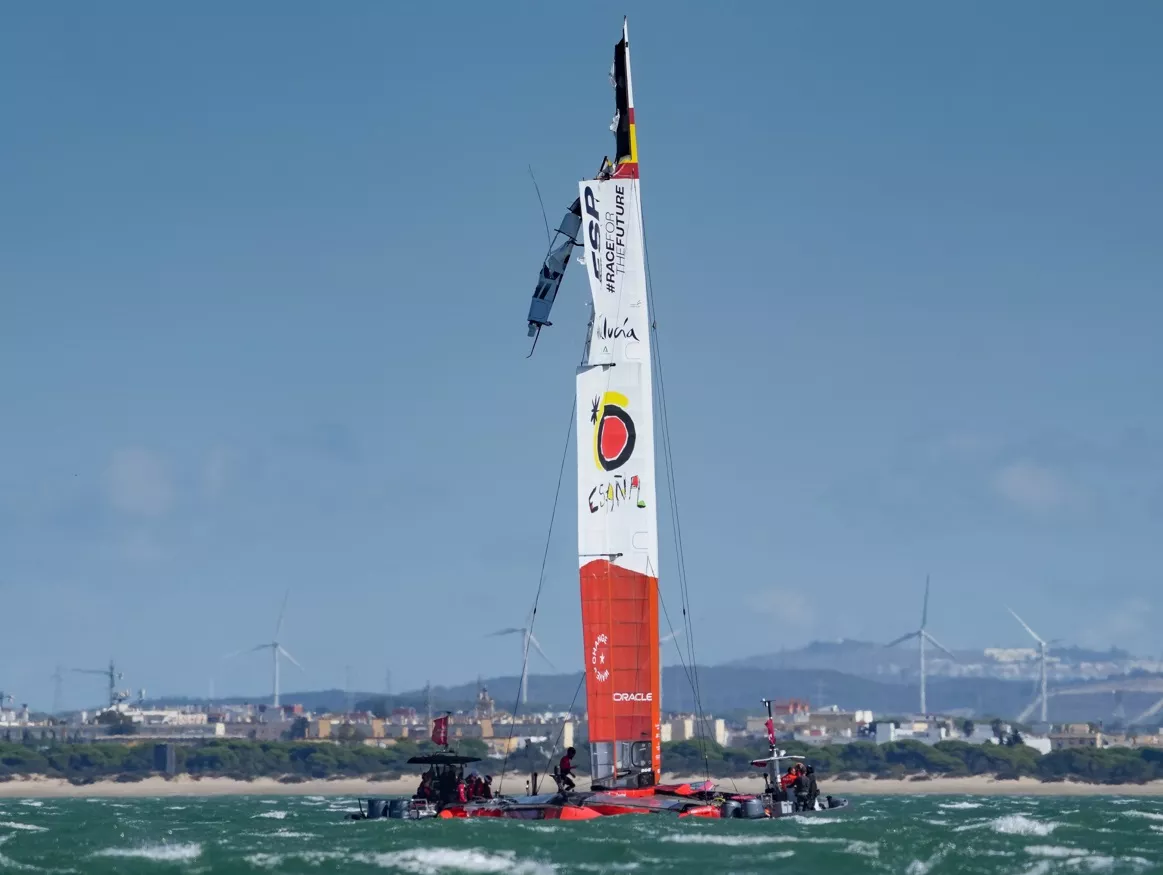 El catamarán español de Sail GP se retira de la competición tras volcar por el fuerte viento.