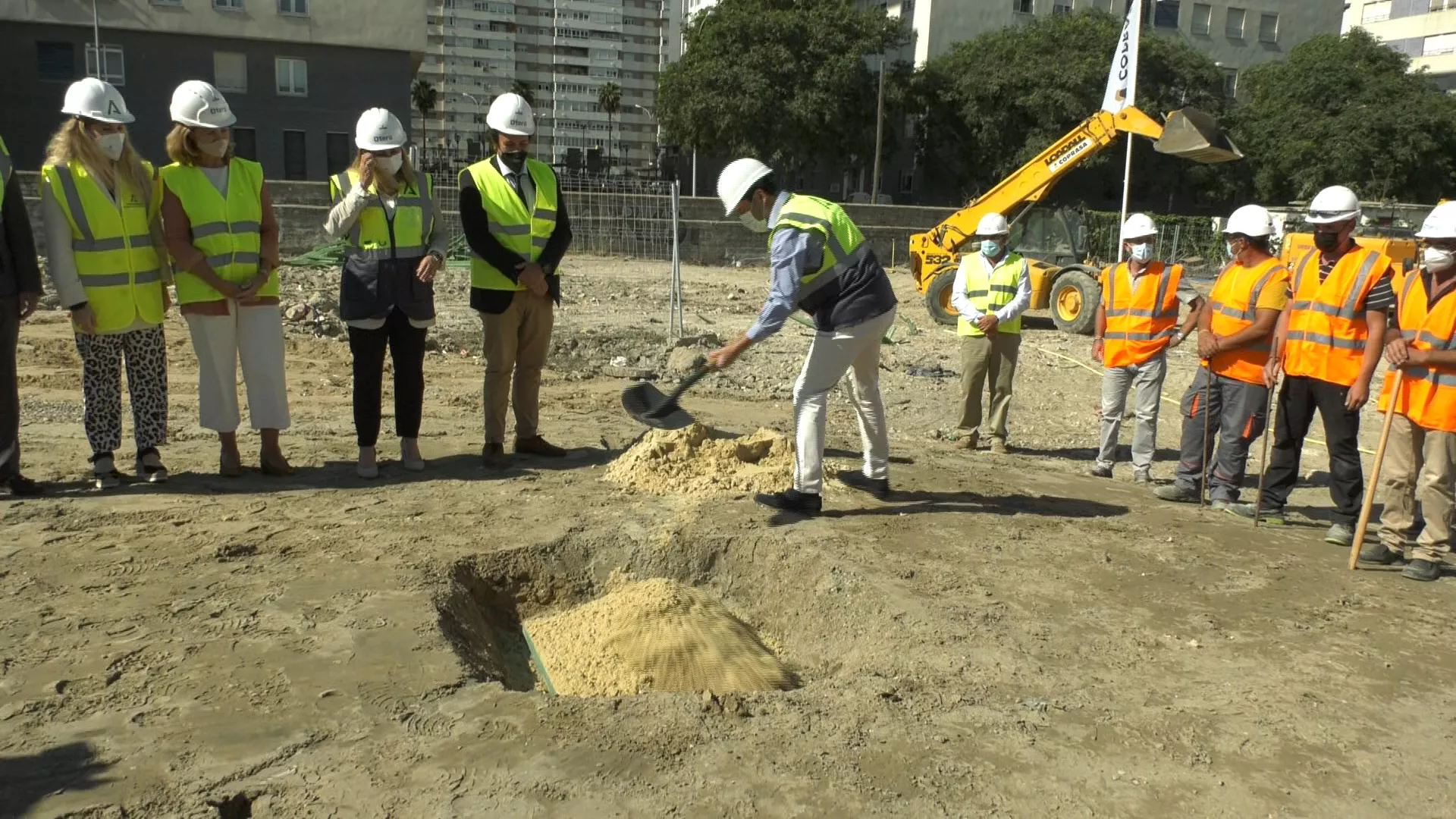 El presidente de la Junta de Andalucía durante la colocación de la primera piedra de Matadero Sur