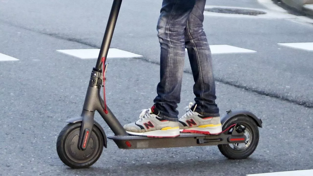 Una mujer se encuentra gravemente herida tras ser atropellada por un patinete eléctrico.