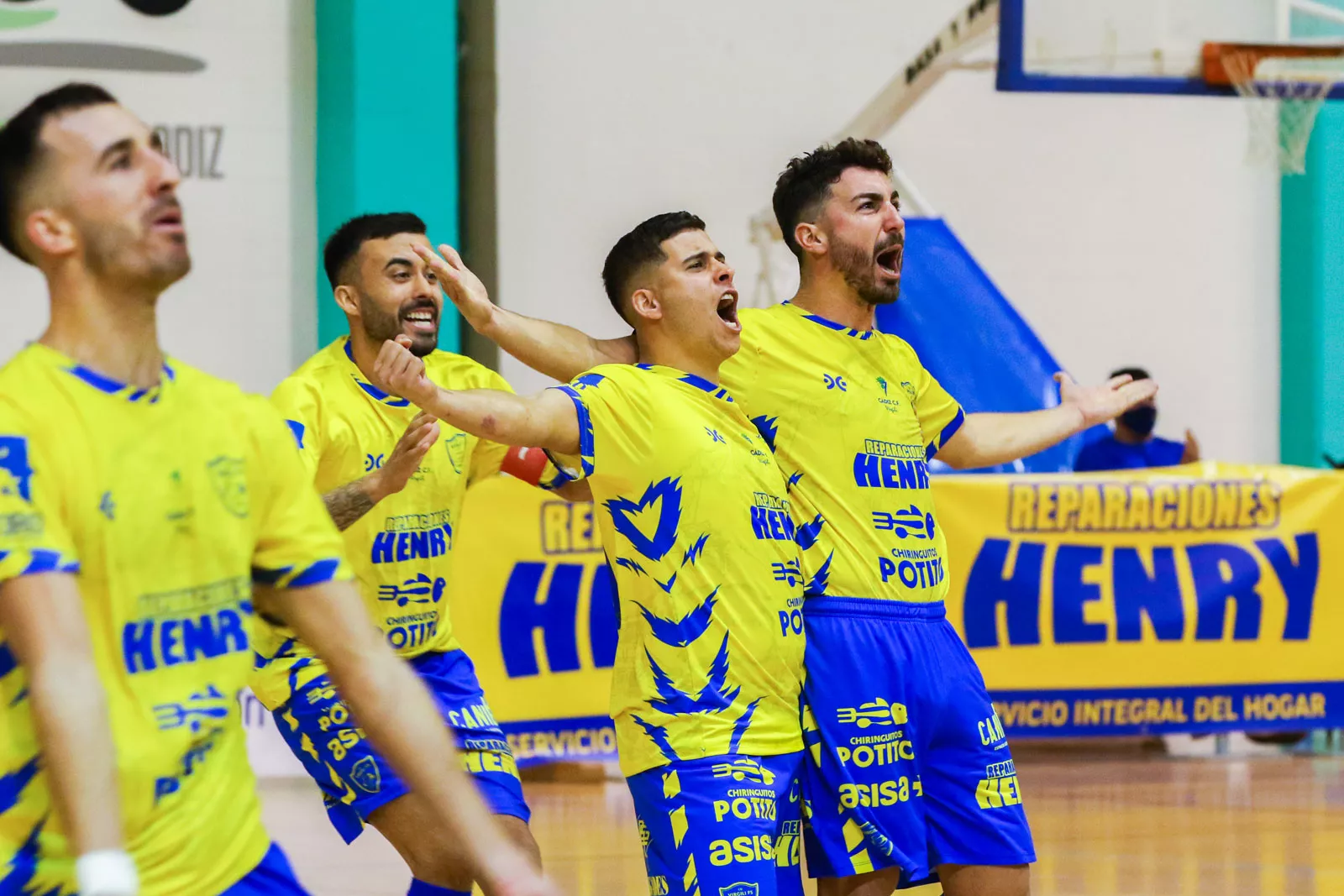 Los amarillos celebran su segunda victoria consecutiva (Foto: Cádiz CF Virgili)