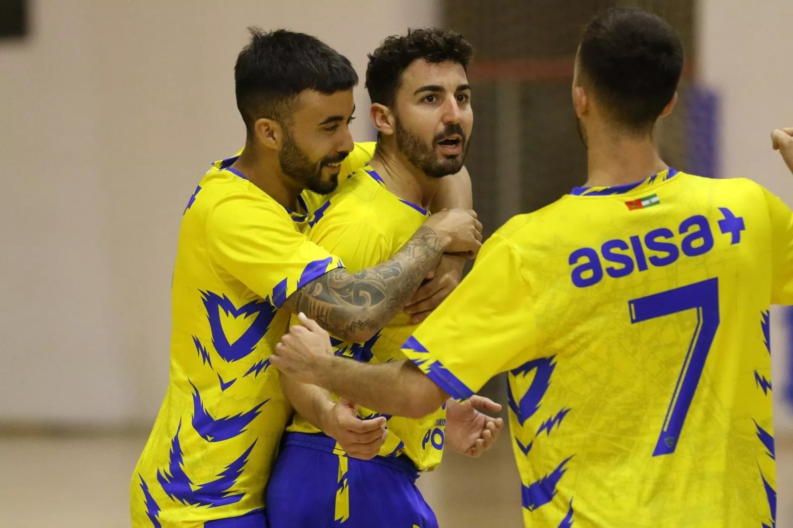 Mario Santiago celebra uno de los tantos (Foto: CádizCF Virgili)