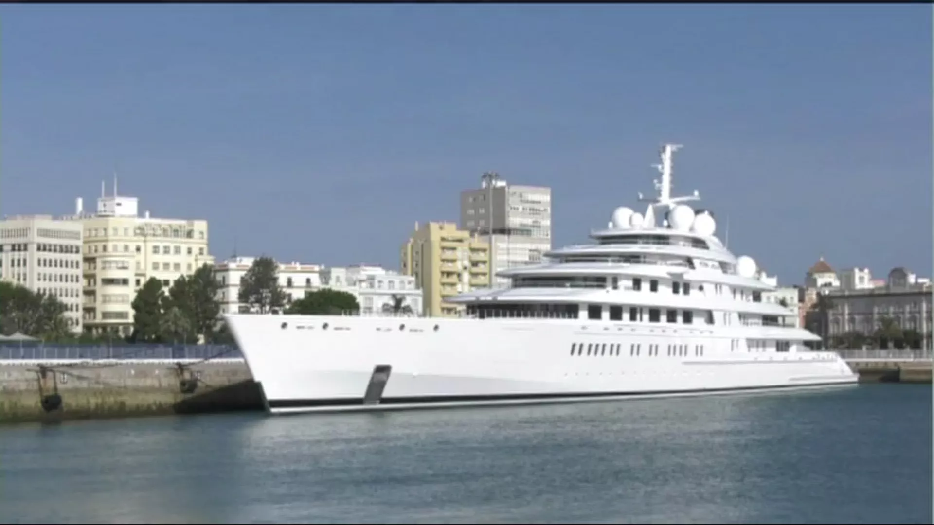 El megayate de lujo Azzam atracado en el muelle Ciudad de Cádiz