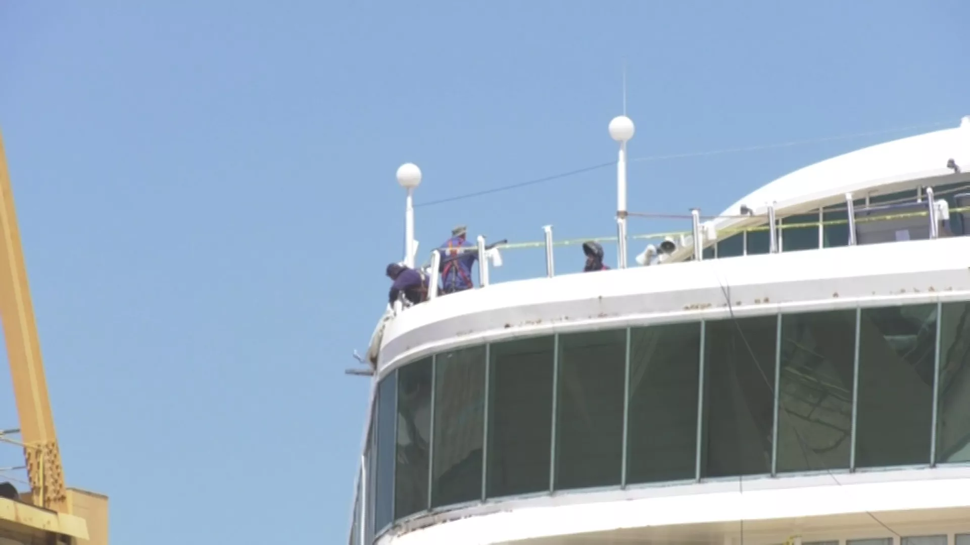 Trabajadores del metal en un crucero en el astillero