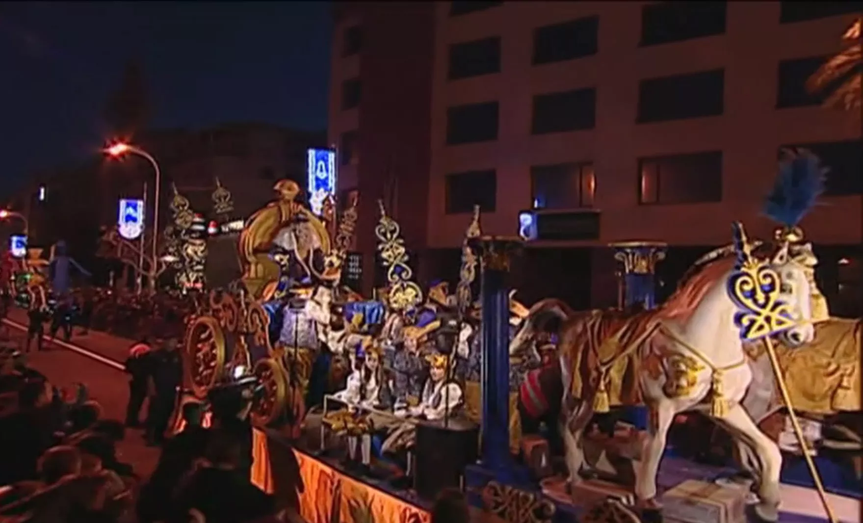 La carroza del Rey Melchor en su recorrido por la Avenida principal de Cádiz