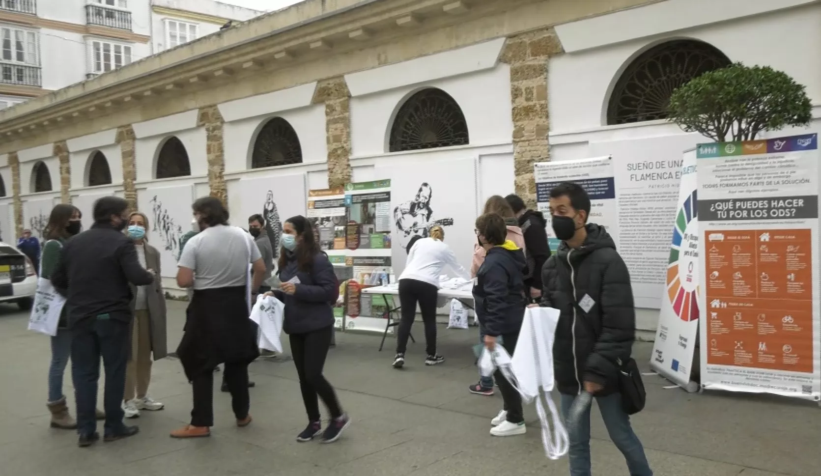 Miembros de Feproami desplegando su campaña 'Ponle freno al plástico? en el Mercado Central