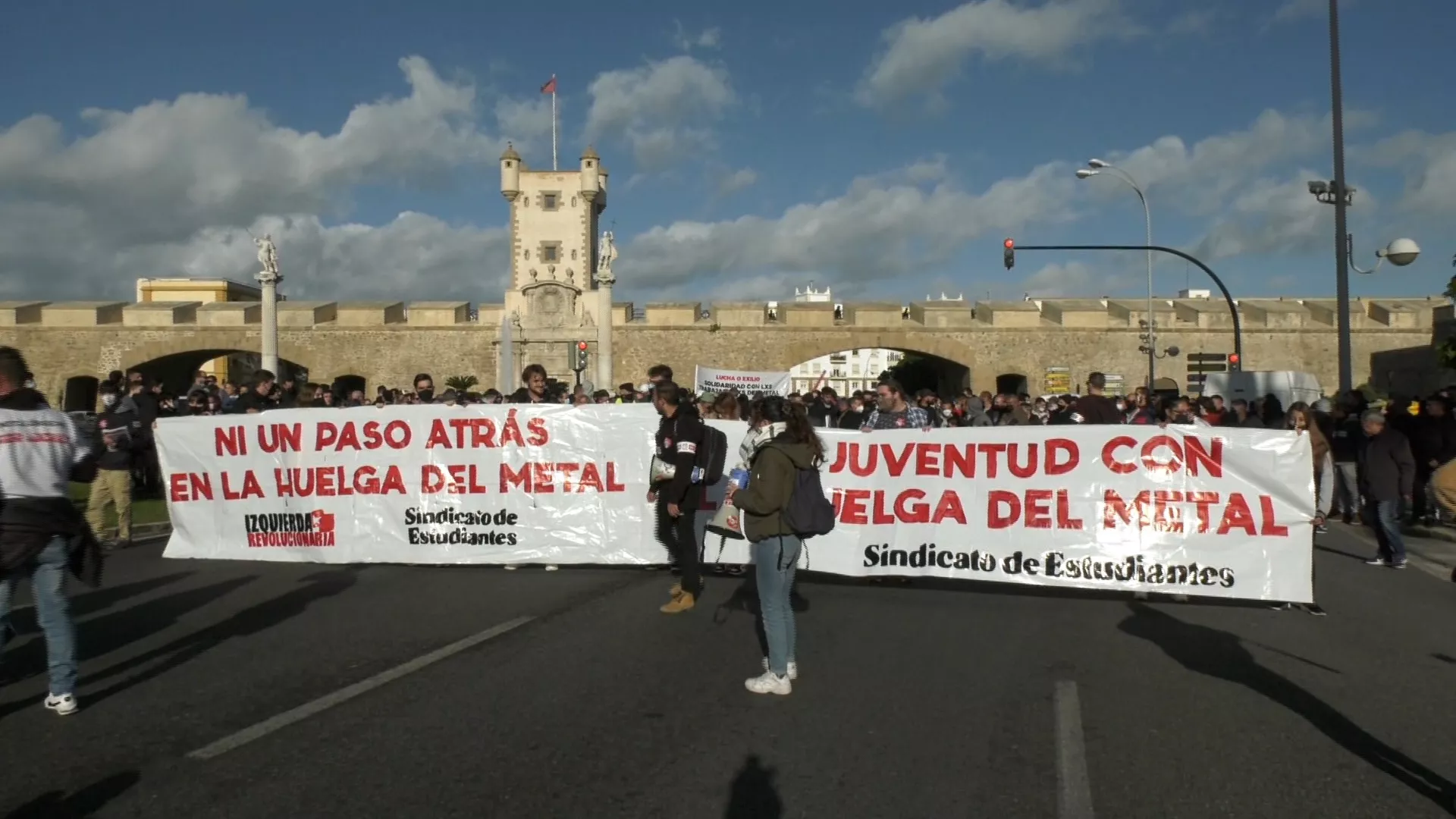 Los estudiantes apoyan las protestas del metal con una huelga y concentración en las Puertas de Tierra