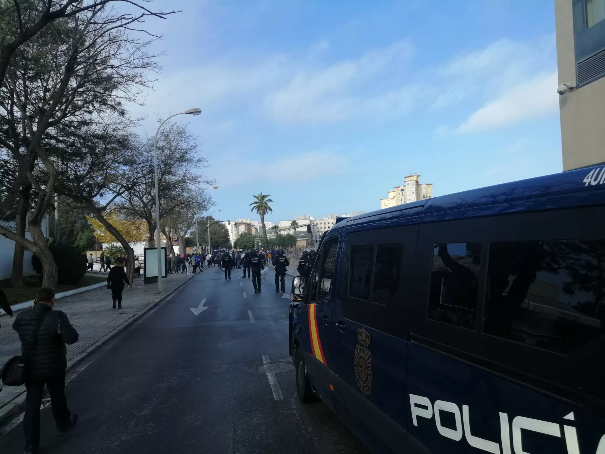 Los trabajadores se dirigen en manifestación hacia la avenida