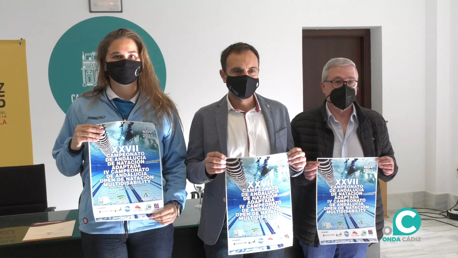 El concejal de deportes del Ayuntamiento de Cádiz, José Ramón Páez, junto a Juan Luis Arévalo (Presidente) y Carolina Pozo (Directora técnica), del Nadagades