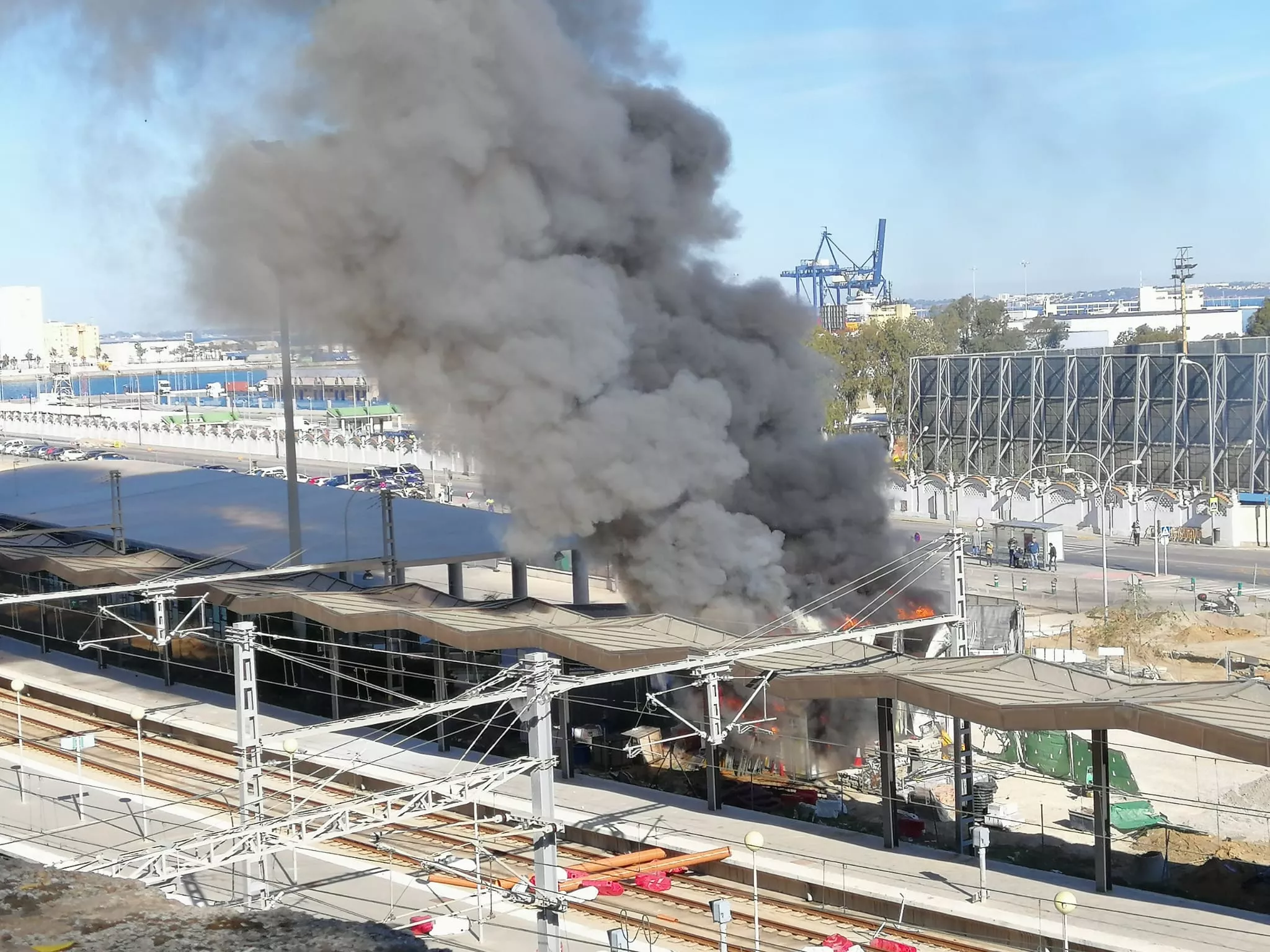 Fuego en las proximidades de la vía del tren.