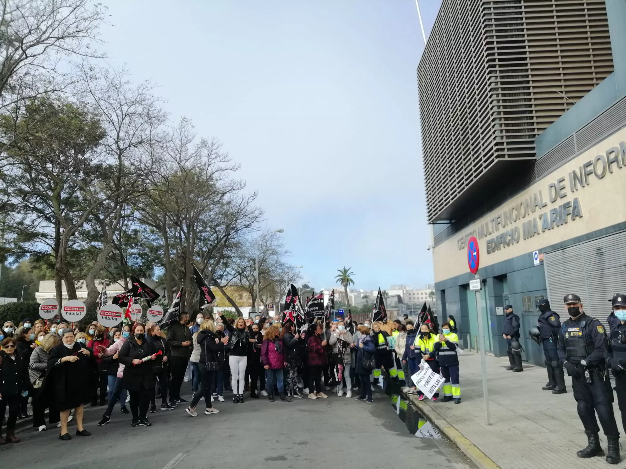 Protestas frente a la patronal.