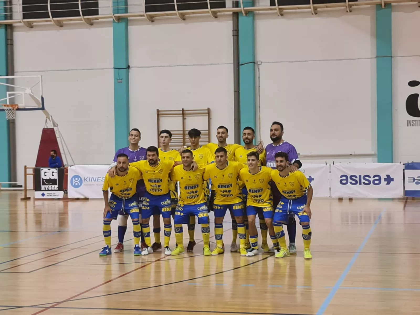 El Cádiz CF Virgili antes de comenzar su partido en el Ciudad de Cádiz