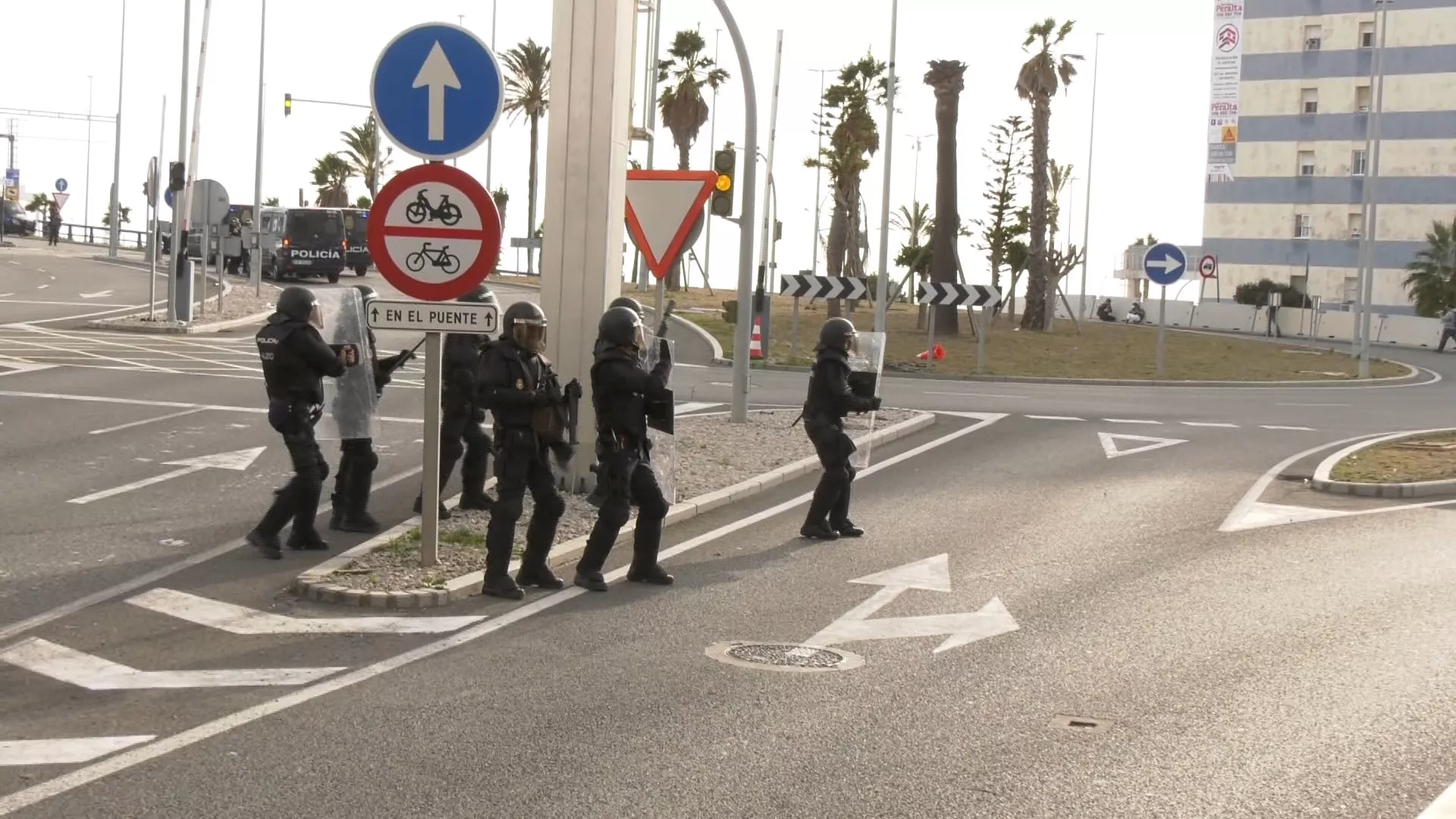 Antidisturbios en la rotonda de acceso al puente