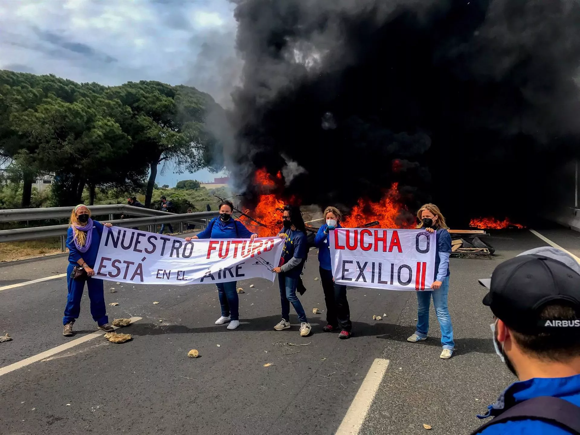  Varias trabajadoras se fotografían en el incendio provocado por parte de la plantilla de la factoría de Airbus de Puerto Real.