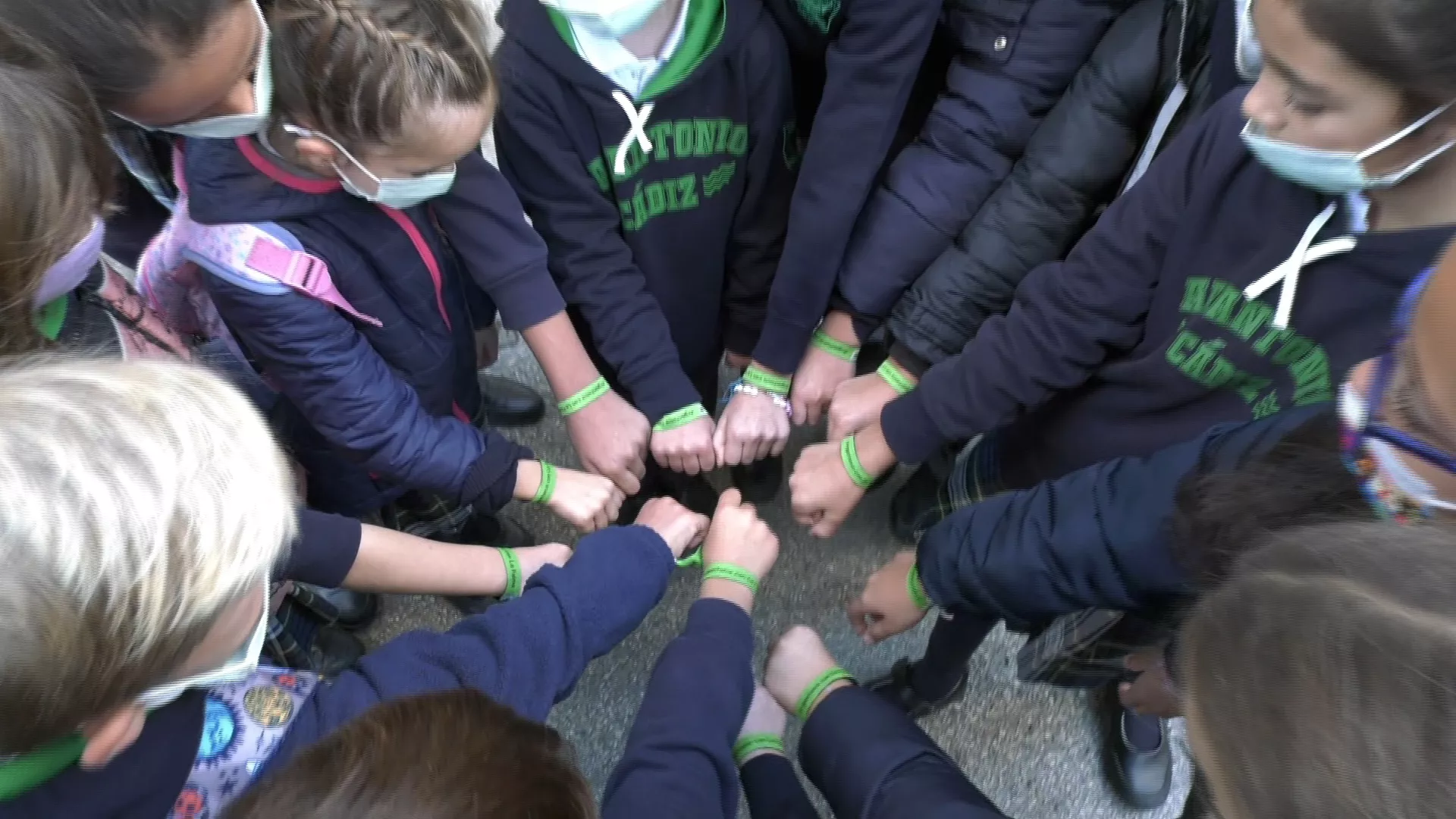 Alumnado del Argantonio con las pulseras solidarias