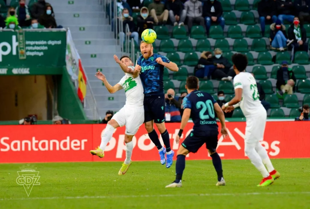 3-1 El Cádiz se afianza en los puestos de descenso tras caer derrotado ante el Elche.