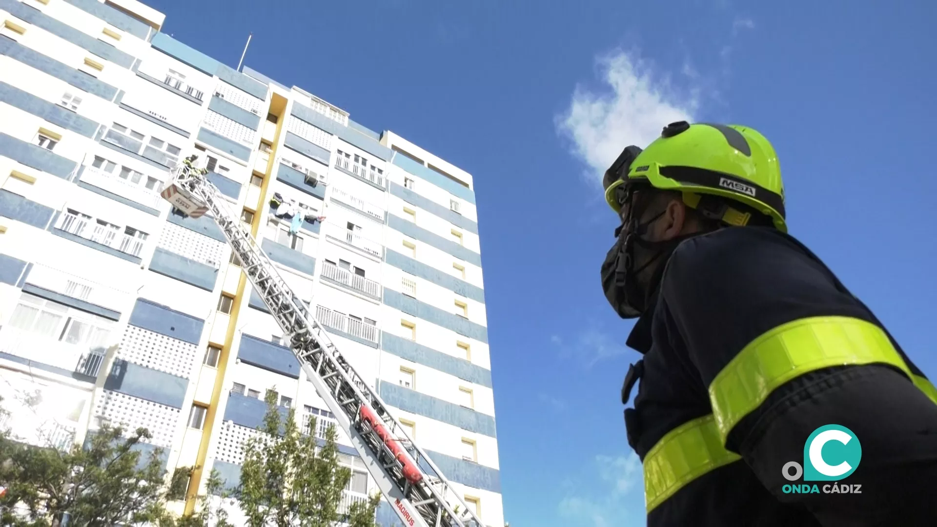 Uno de los efectivos durante las prácticas realizadas esta mañana en la calle Brigadier Tofiño