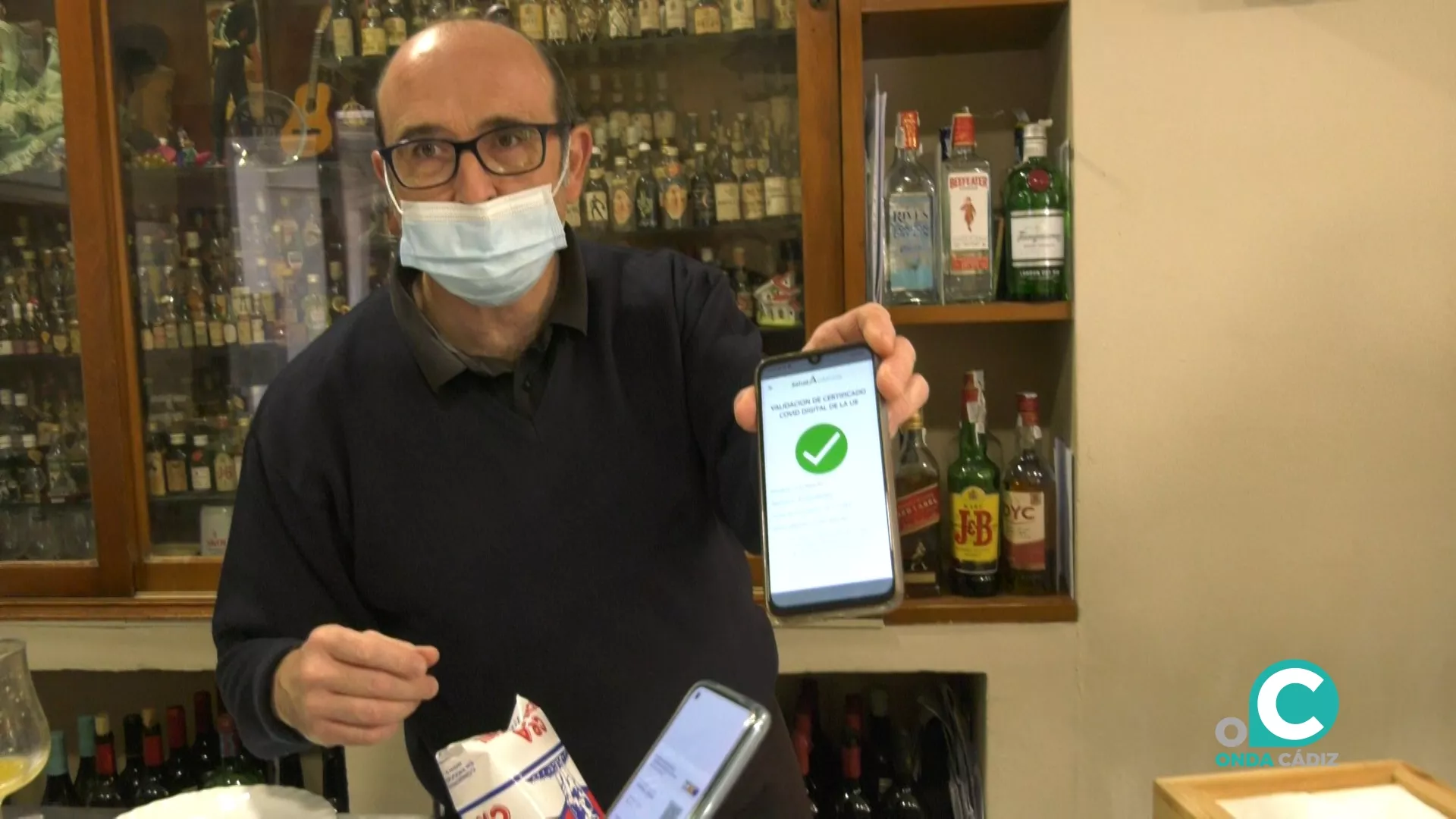 Un trabajador de uno de los bares de la capital muestra el certificado Covid de uno de sus clientes Un trabajador de uno de los bares de la capital muestra el certificado Covid de uno de sus clientes
