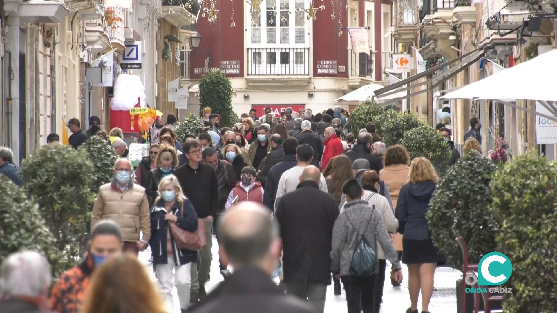 Gaditanos y visitantes en la calle Ancha de la capital