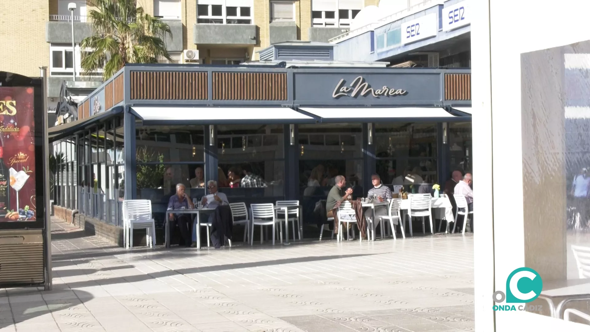 Uno de los restaurantes ubicados en el paseo marítimo de la ciudad