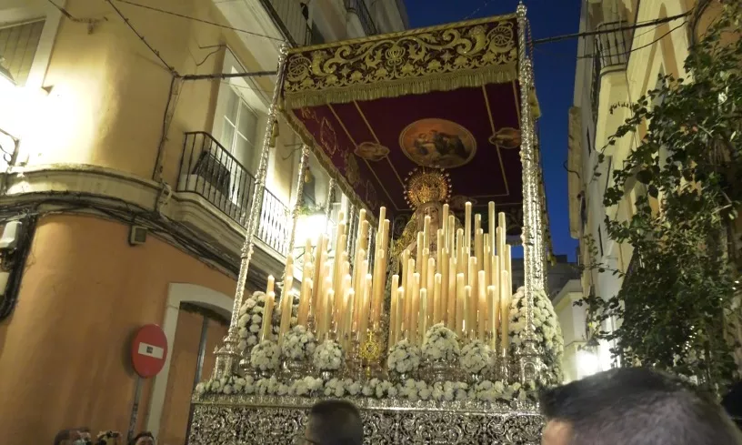 La Virgen de la Salud recorre las calles de la ciudad.