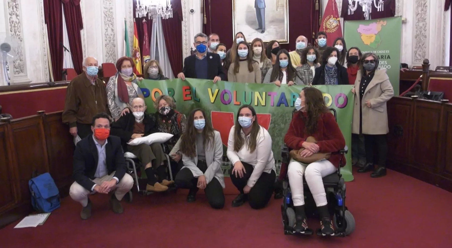 Imagen de los voluntarios reconocidos en el salón de plenos del ayuntamiento de Cádiz