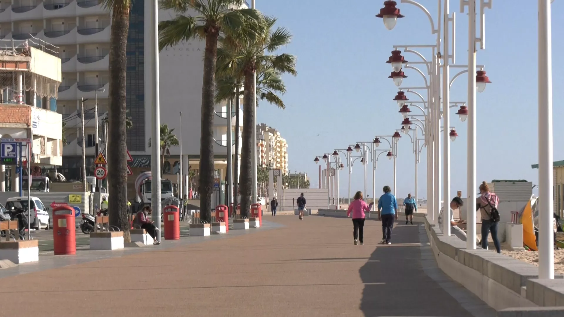 Gente en el paseo marítimo 