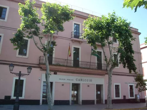 Fachada del colegio Carlos III