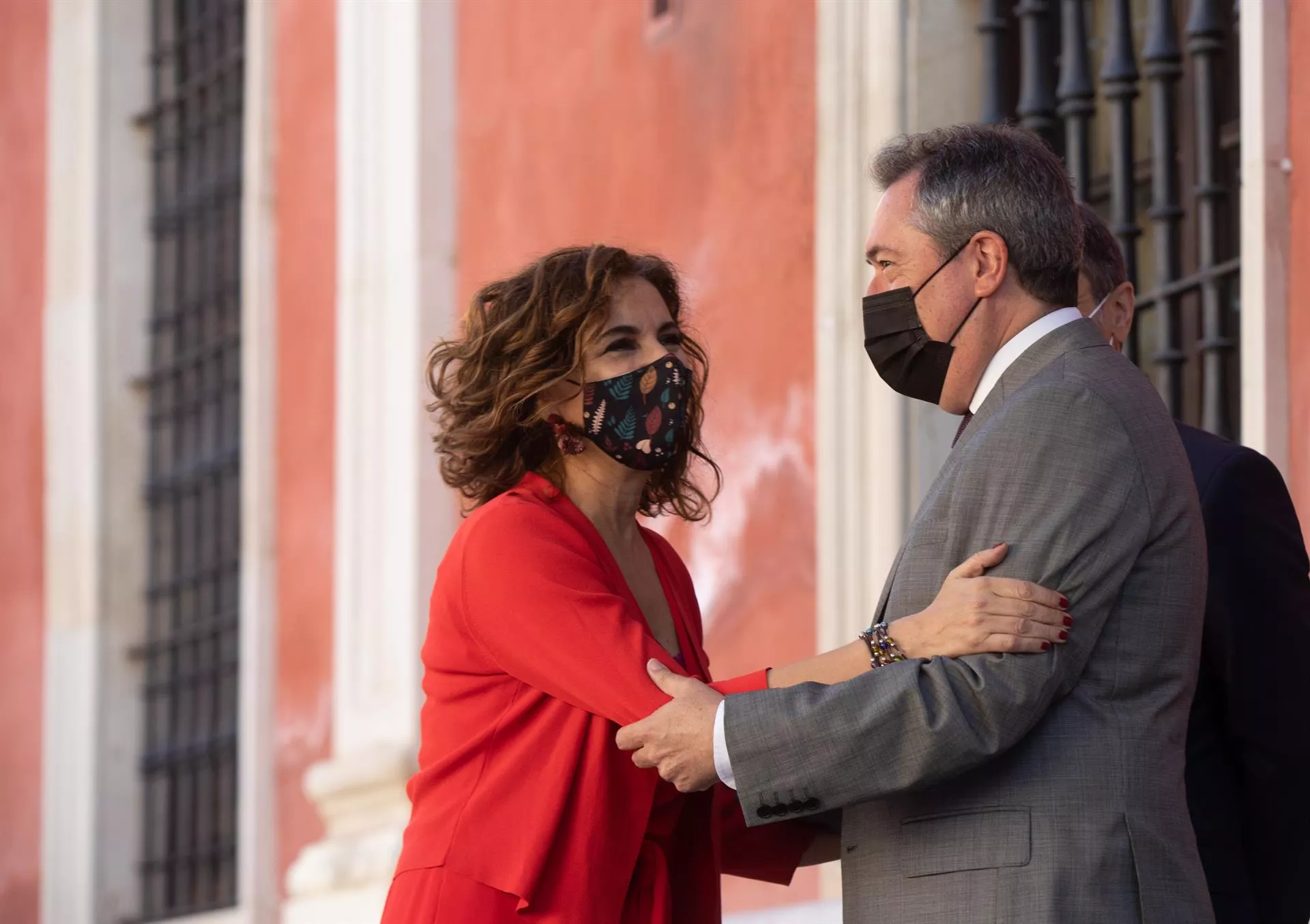 La ministra de Hacienda, María Jesús Montero, y Juan Espadas