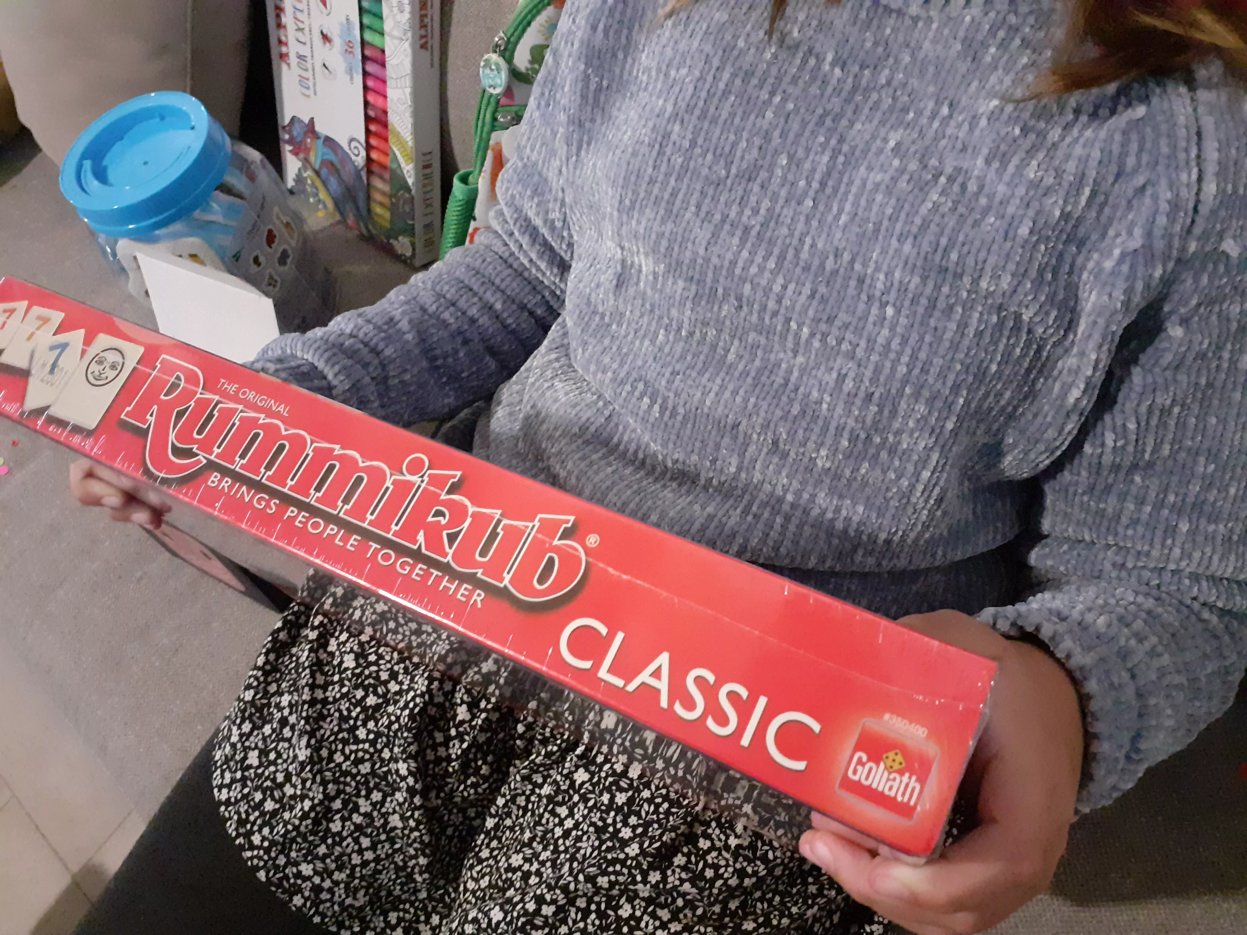 Niña con juego de mesa