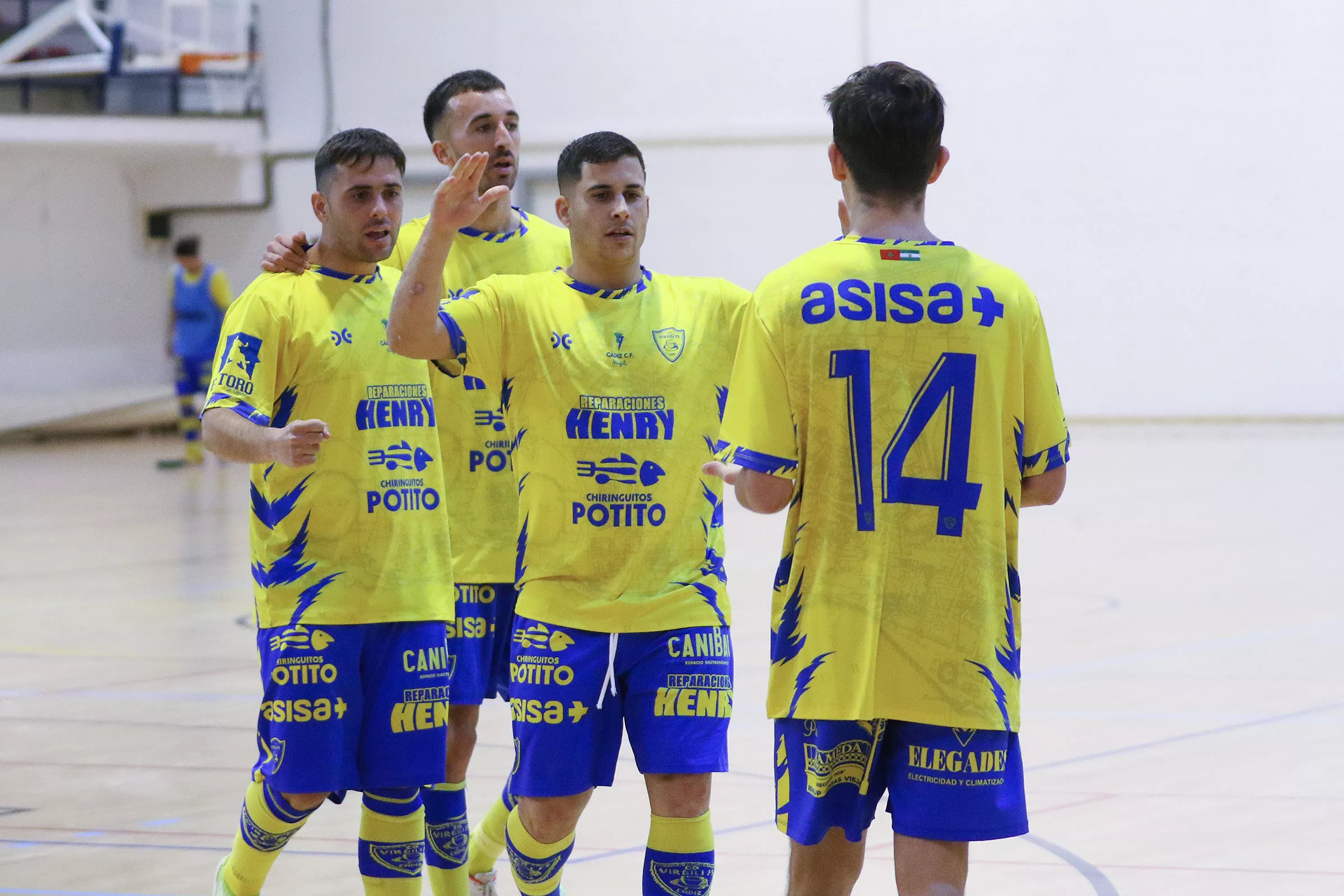 Los amarillos celebran uno de los tantos que le han dado el triunfo (Foto: Cádiz CF Virgili)