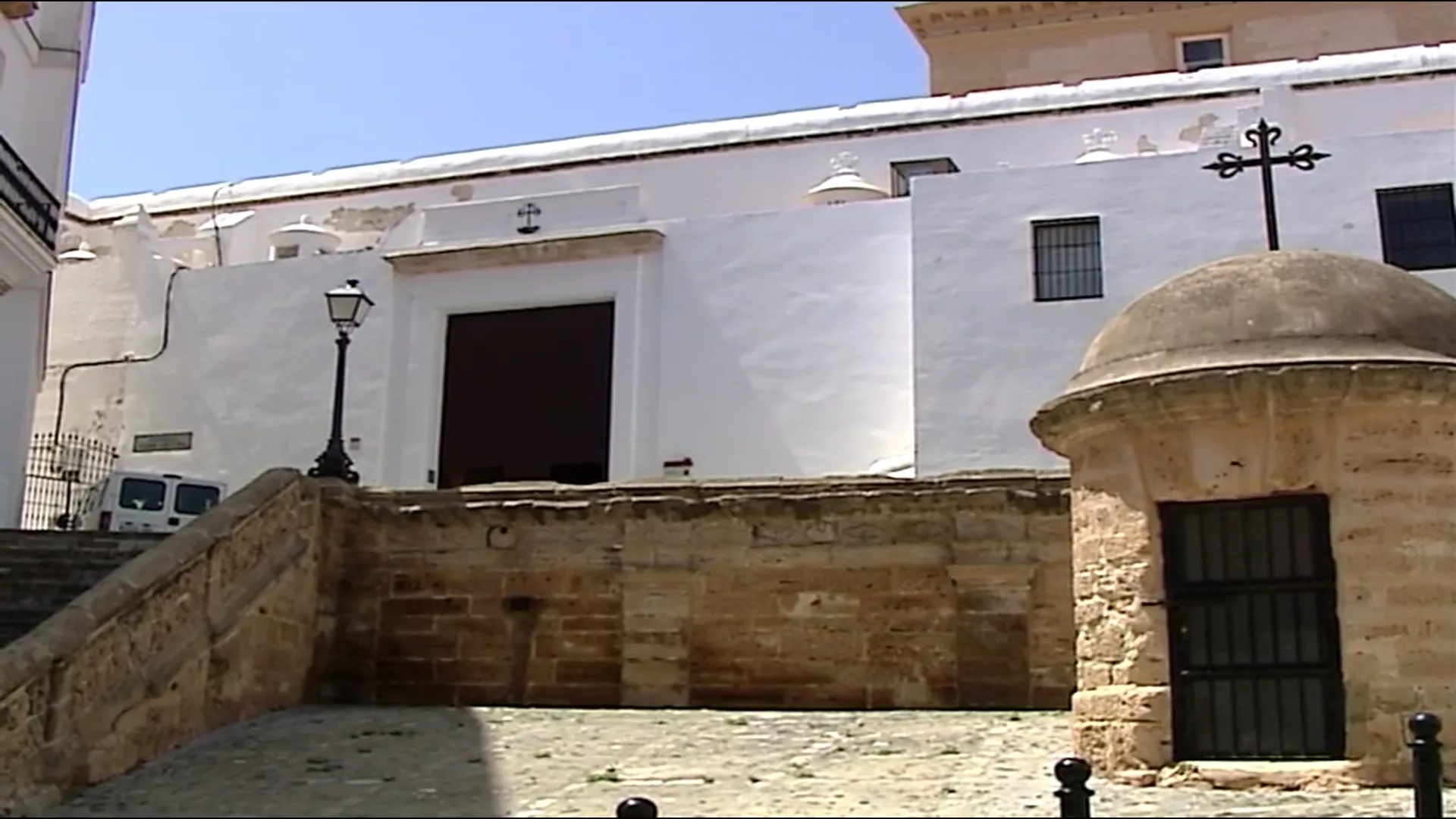 Los trabajos de restauración de las cubiertas de Santa Cruz deberan comenzar en cinco meses