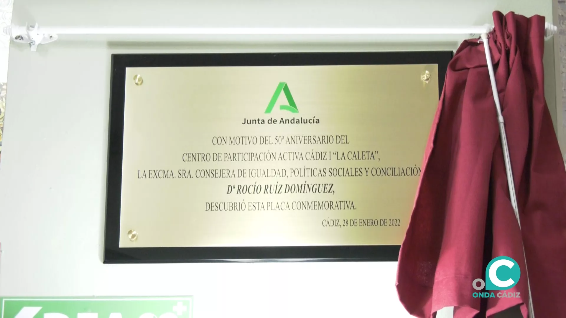 La nueva placa conmemorativa con la que cuenta el centro de la calle Zaragoza