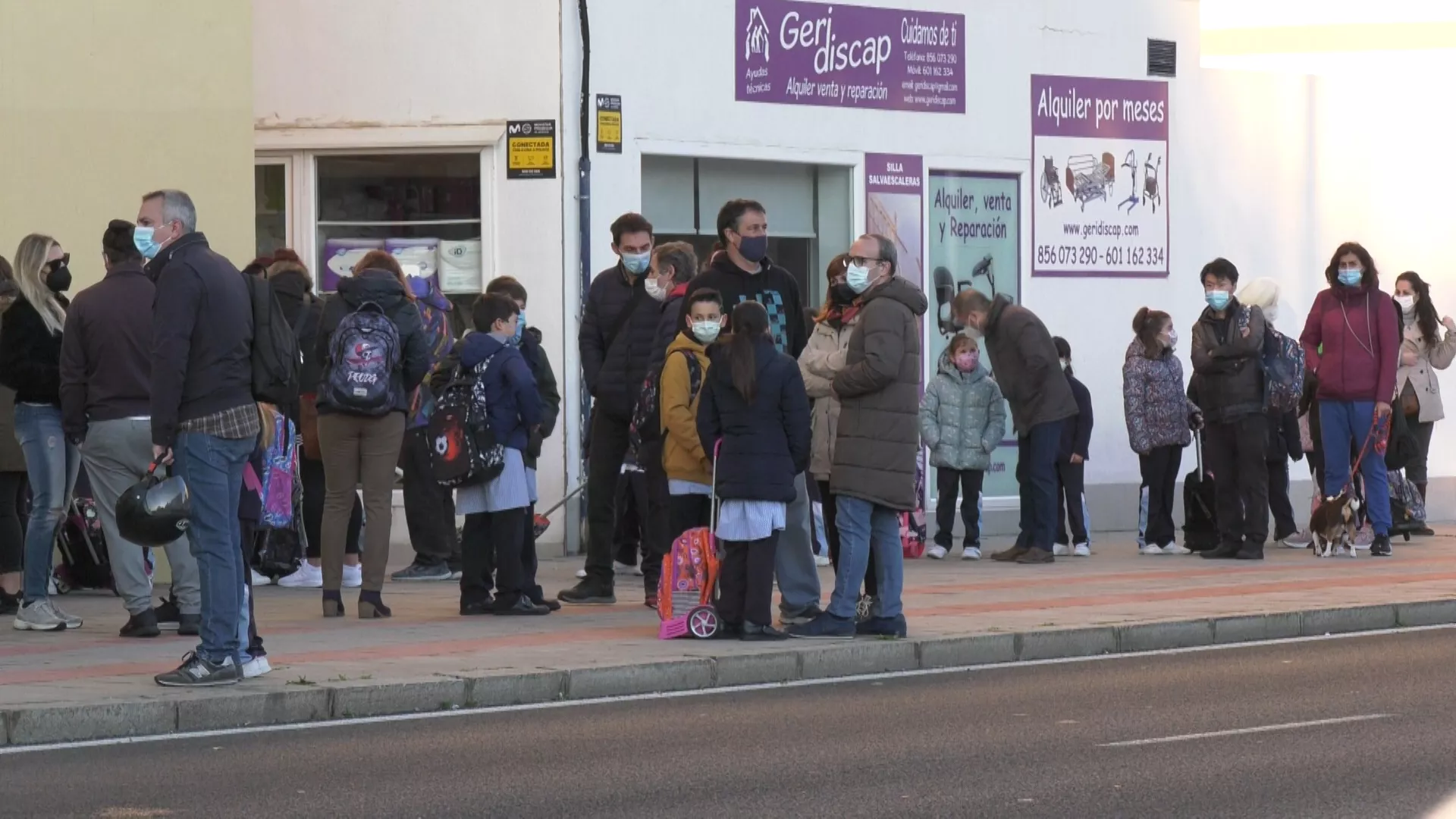 Los niños y niñas a la entrada de uno de los colegios de la capital Los niños y niñas a la entrada de uno de los colegios de la capital