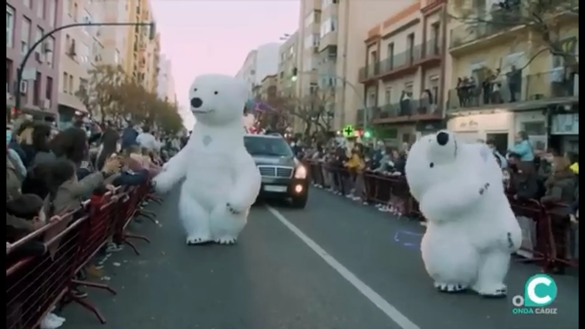 Dos integrantes del pasacalles "Osos polares" durante la cabalgata