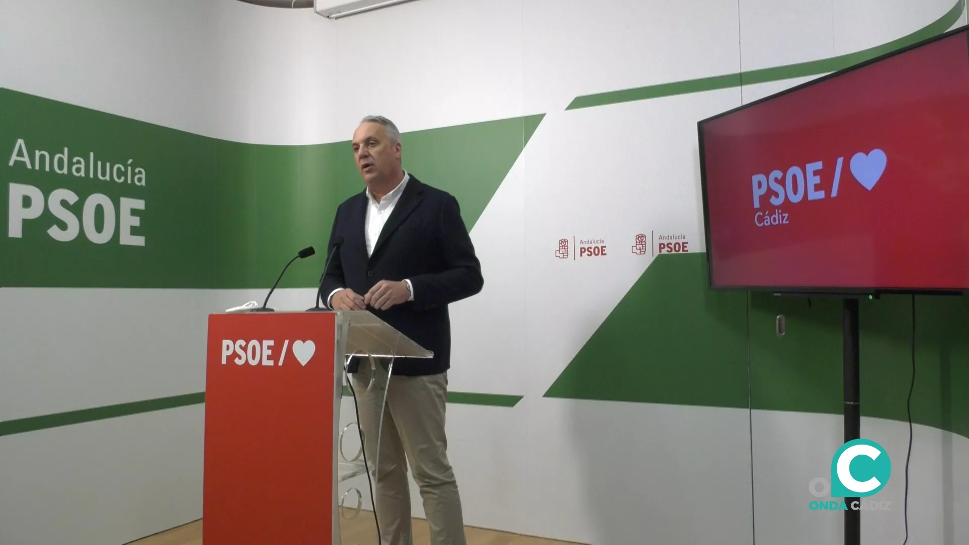 El secretario general del PSOE de Cádiz, Juan Carlos Ruiz Boix, durante su comparecencia en la sede del partido El secretario general del PSOE de Cádiz, Juan Carlos Ruiz Boix, durante su comparecencia en la sede del partido