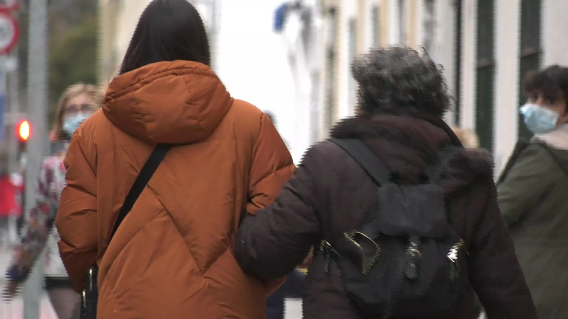 Mujeres pasean en Cádiz