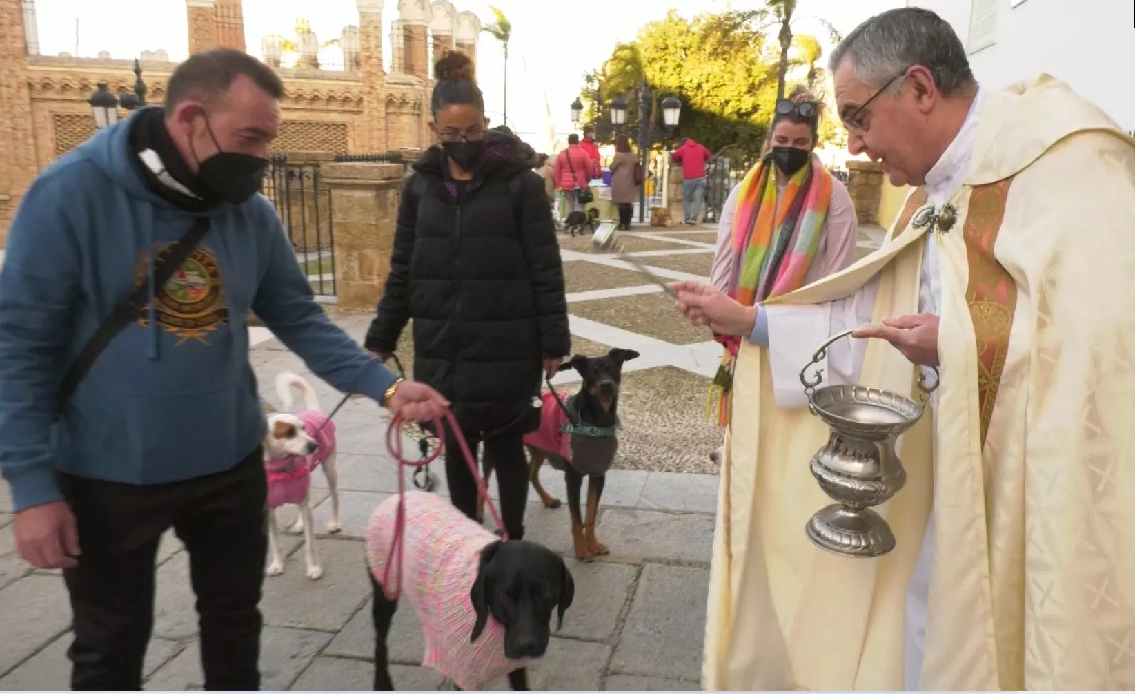 El padre Pascual Saturio bendice una de las mascotas que acudieron a festejar San Antón