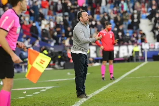 Sergio González: "Querría darle mérito al anterior entrenador, Álvaro Cervera, porque a mí no me ha dado tiempo aún a hacer en el Cádiz CF lo que quiero hacer".