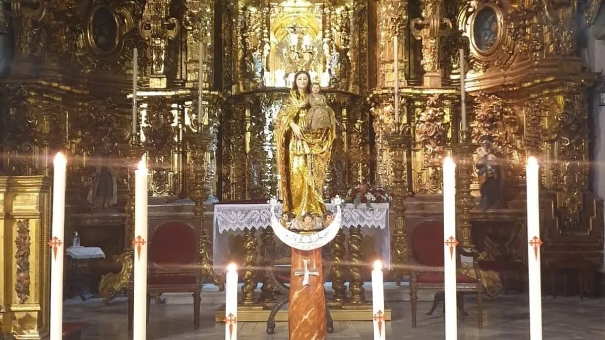 A las 12 horas se celebra la misa en la iglesia de San Lorenzo