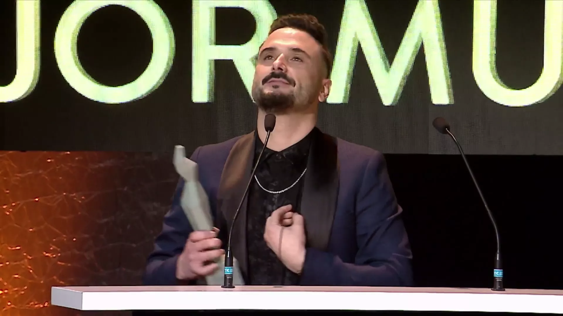 Riki Rivera recogiendo la estatuilla. Riki Rivera recogiendo la estatuilla.