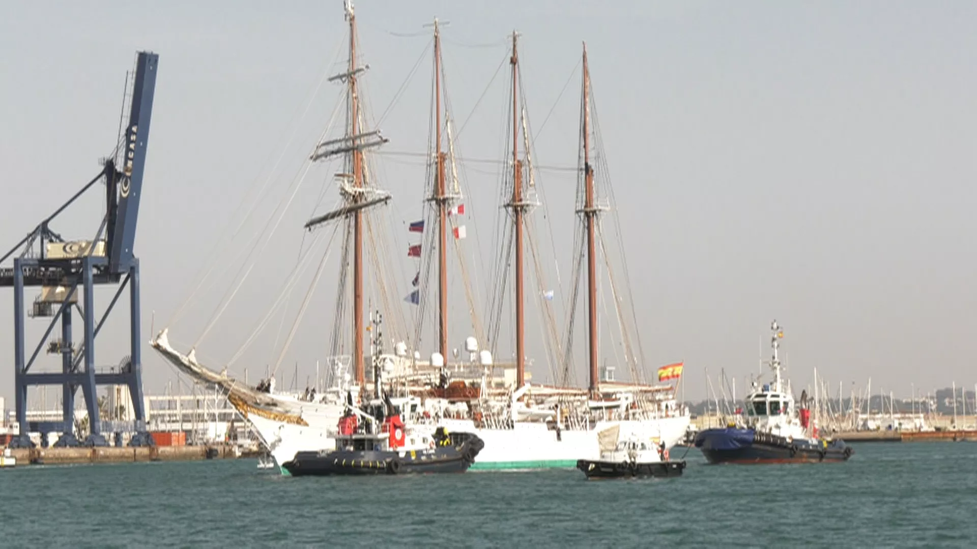 Elcano llegando este jueves a Cádiz para su atraque